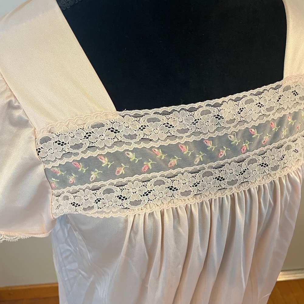 Vintage 2 piece Vanity Fair Cream Lace Trim Lingerie Nightgown and Robe - Picture 7 of 12